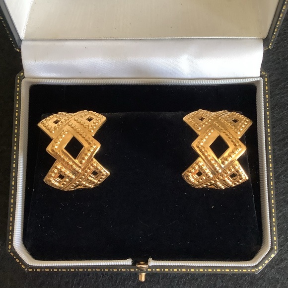 Photo inspiration: Fresh Look at Jewelry Vintage Gold Tone Earrings